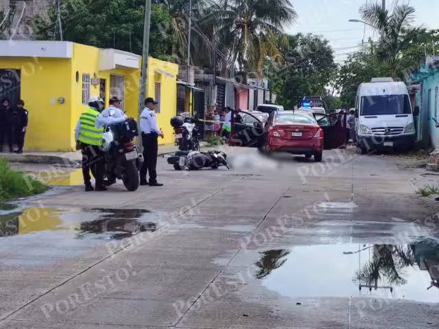 Testigos dijeron que el menor iba con una joven y resultó lesionada; el auto invadió la vía