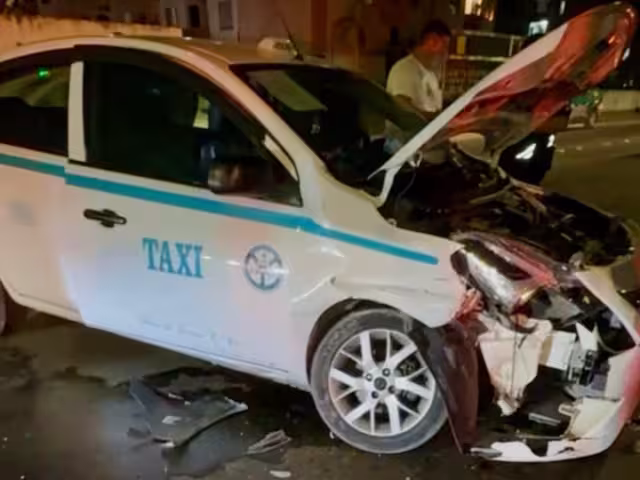 Según testigos, el taxista es el presunto responsable, al circular en exceso de velocidad y sin precaución