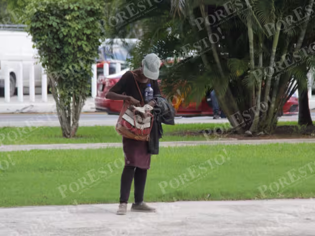Casi un año viviendo en el aeropuerto de Cancún: Laure, la turista estadounidense sufre deterioro de su salud física y mental