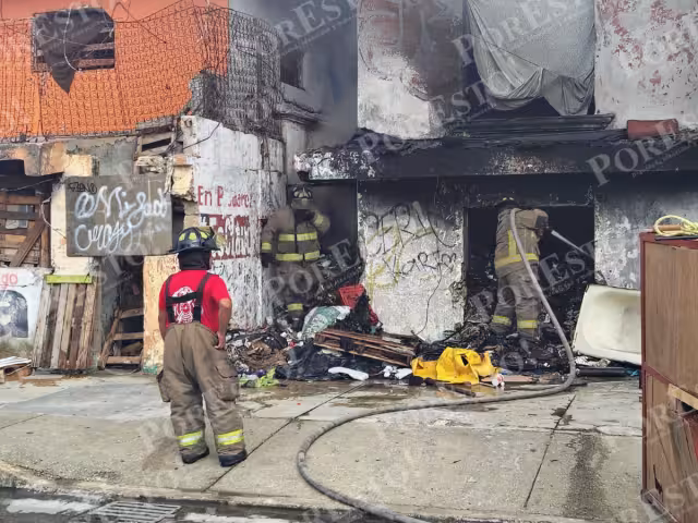 El edificio es habitado por personas en situación de calle, que a veces prender fuego para cocinar