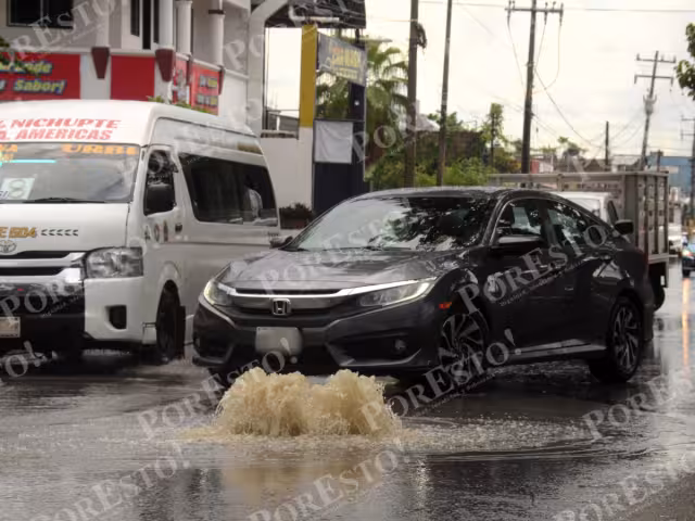 Los automovilistas que circularon por la zona tuvieron que esquivar el encharcamiento, lo que causó embotellamientos y riesgo de accidentes