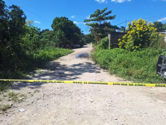 El cuerpo del hombre quedó tendido en un camino de terracería junto a su motocicleta