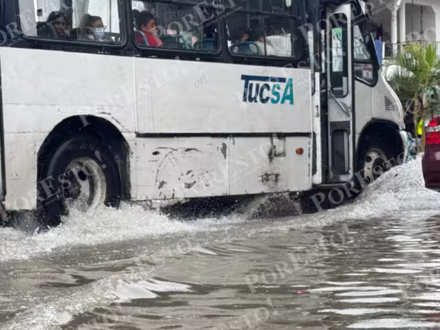 Automovilistas temían pasar en las zonas inundadas ante el temor de caer en posibles baches