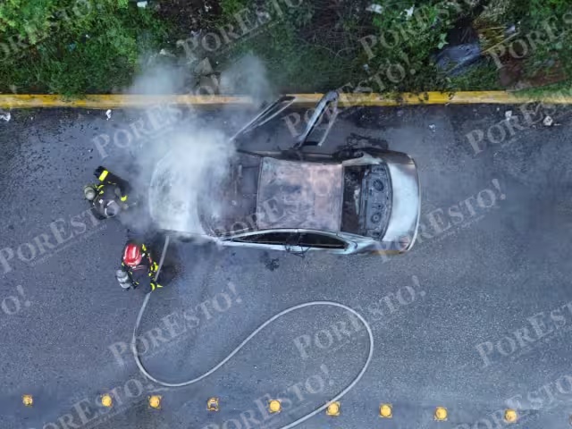 Pese a la intervención del Cuerpo de Bomberos, debido a la propagación rápida del fuego, el auto terminó completamente calcinado