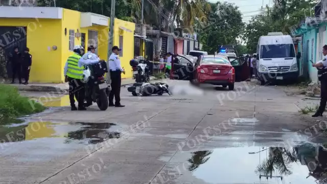 Testigos dijeron que el menor iba con una joven y resultó lesionada; el auto invadió la vía