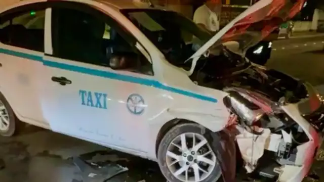 Según testigos, el taxista es el presunto responsable, al circular en exceso de velocidad y sin precaución