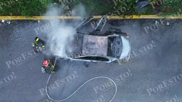Pese a la intervención del Cuerpo de Bomberos, debido a la propagación rápida del fuego, el auto terminó completamente calcinado