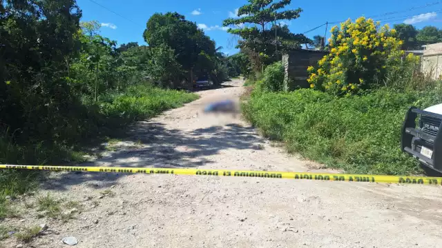 El cuerpo del hombre quedó tendido en un camino de terracería junto a su motocicleta