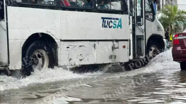Automovilistas temían pasar en las zonas inundadas ante el temor de caer en posibles baches