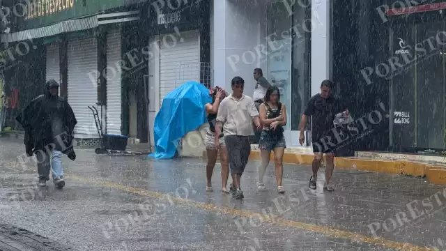 La lluvia cayó de manera inesperada, sorprendiendo a los turistas