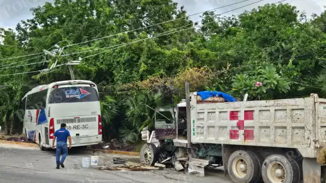 Además de las unidades dañadas, un poste de electricidad fue casi derribado