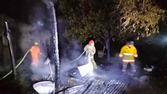 Bomberos sofocan incendio en Escárcega; casa consumida por las llamas Bomberos sofocan incendio en Escárcega; casa consumida por las llamas