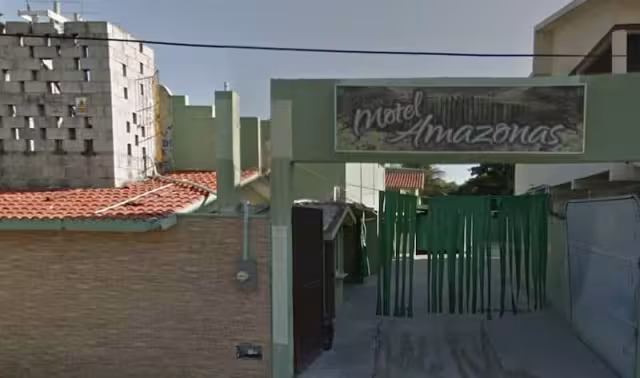 Piden a taxista pagar cama que rompió en un motel