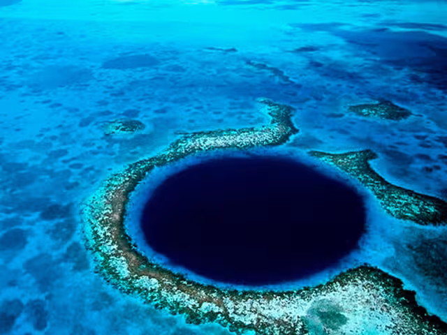 América Latina alberga dos de los agujeros azules más impresionantes del mundo: el Gran Agujero Azul en Belice y el Taam Ja’ en México