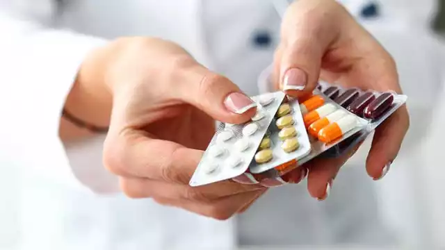 A través de grupos en Facebook se oferta todo tipo de medicinas sin regulación