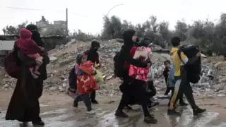 Éxodo masivo en Rafah: Más de 100 mil desplazados por amenaza de ofensiva israelí