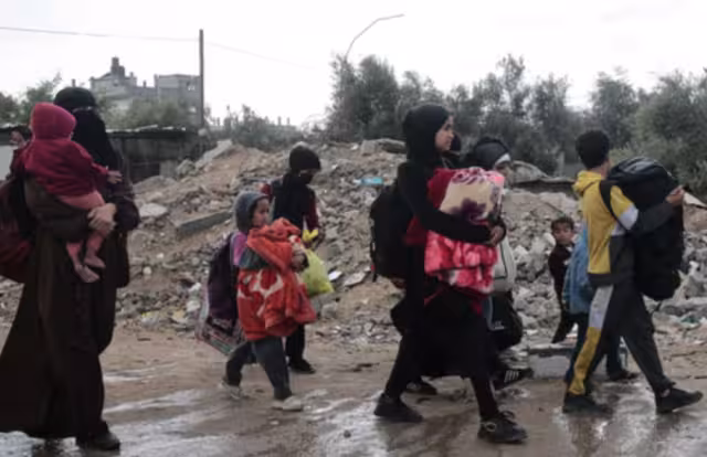 Miles de palestinos huyen de Rafah ante la amenaza de una ofensiva militar israelí