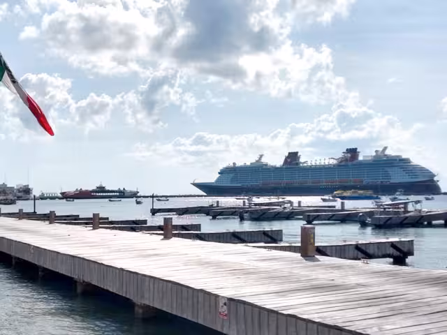 Autoridades de los tres niveles han acordado un incremento gradual en el cobro del Derecho de No Residente, para que no afecte la llegada de viajantes a la ínsula