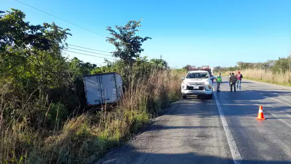 Camión de Carga Sale de la Carretera en Escárcega – Villahermosa Camión de Carga Sale de la Carretera en Escárcega – Villahermosa