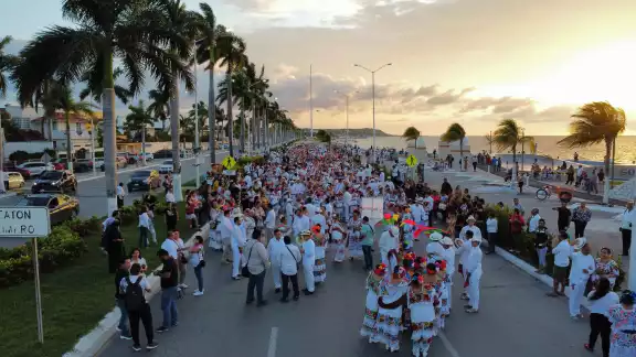 Más de dos mil danzantes de la península de Yucatán participaron en la Magna Vaquería Peninsular en Campech Más de dos mil danzantes de la península de Yucatán participaron en la Magna Vaquería Peninsular en Campech
