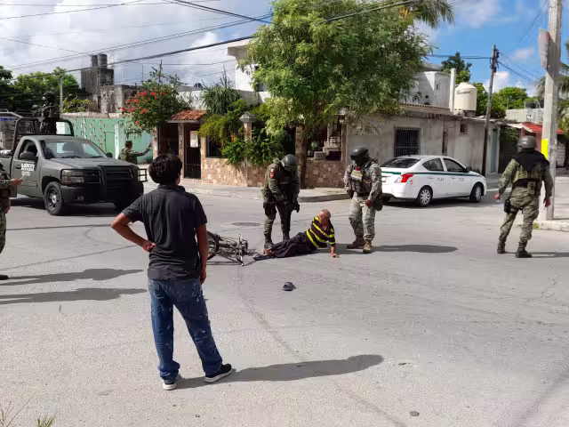 Persona de la tercera edad es impactada por un vehículo en Cancún