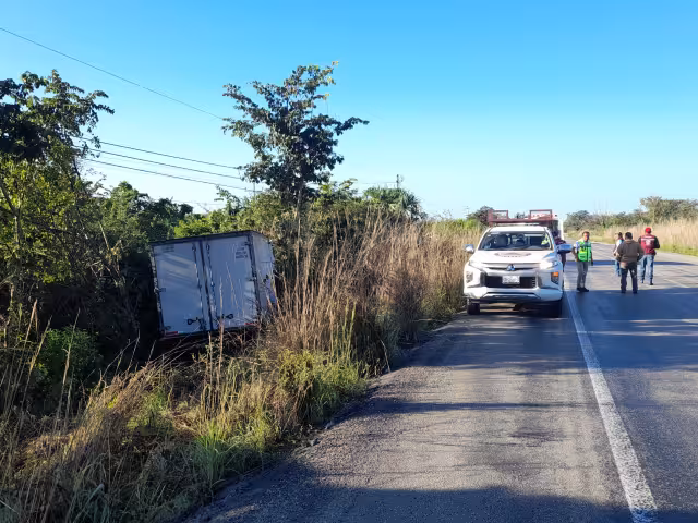 Camión de Carga Sale de la Carretera en Escárcega – Villahermosa