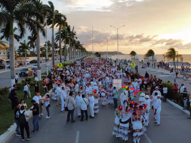 Más de dos mil danzantes de la península de Yucatán participaron en la Magna Vaquería Peninsular en Campech