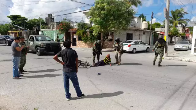 Persona de la tercera edad es impactada por un vehículo en Cancún