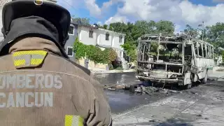 Camión del Ayuntamiento de Cancún termina calcinado tras incendiarse