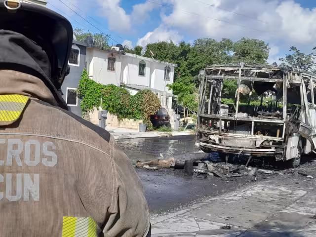 Personal del Heroico Cuerpo de Bomberos acudieron al lugar y apagaron por completo las llamas