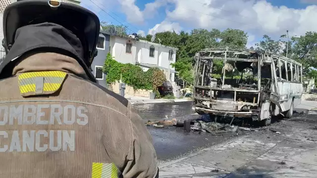 Personal del Heroico Cuerpo de Bomberos acudieron al lugar y apagaron por completo las llamas