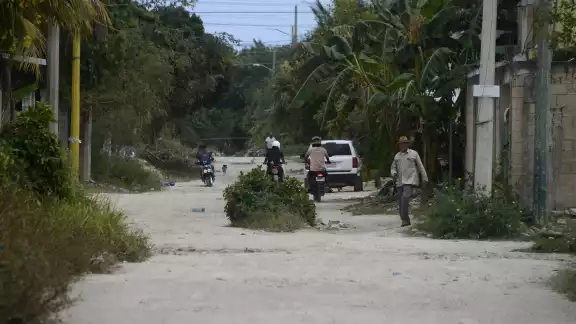 Las colonias carecen de pavimentación y alumbrado público. Ante la falta de drenaje, los habitantes usan fosas sépticas Las colonias carecen de pavimentación y alumbrado público. Ante la falta de drenaje, los habitantes usan fosas sépticas