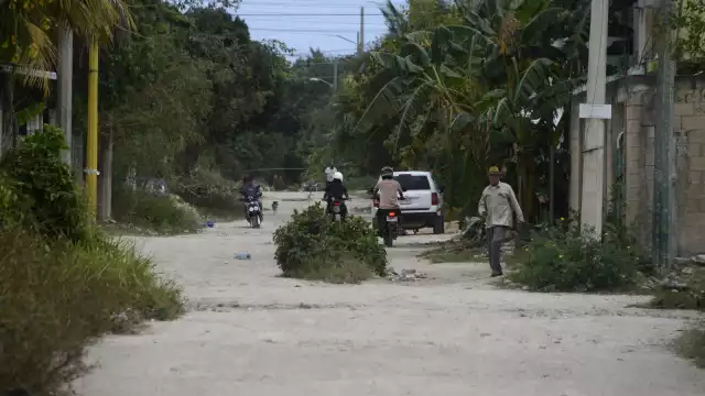 Las colonias carecen de pavimentación y alumbrado público. Ante la falta de drenaje, los habitantes usan fosas sépticas