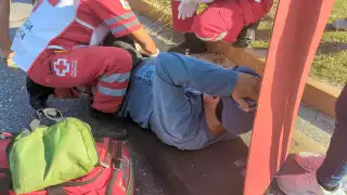 Motociclista lesionado tras ser impactado por una camioneta en Ciudad del Carmen