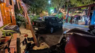 Ebrio impacta su vehículo contra domicilio y coche estacionado en Carmen 