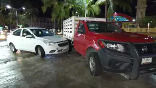 Chocan auto y camioneta en gasolinera de San Agustín del Palmar, en Ciudad del Carmen