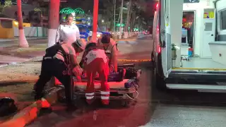 Motociclista sufre fractura en Carmen tras impactarse contra vehículo estacionado en Periférica Norte