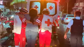 Pareja de motociclistas derrapa en calles mojadas de la colonia Morelos; mujer resulta lesionada