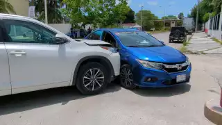 Conductora provoca choque y huye, dejando dos autos dañados en Ciudad del Carmen    