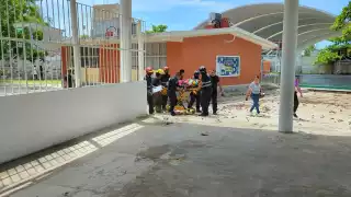 Pequeña cae desde un segundo piso de una vivienda en Carmen  y termina en el interior de una escuela   