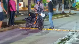 Motociclista termina ensangrentado tras chocar contra guarnición en Ciudad del Carmen