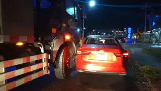 Choque entre camión del ejército y automóvil particular causa caos vehicular en Ciudad del Carmen