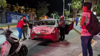 Choque entre dos taxis y una bicicleta en Carmen causa lesiones y daños