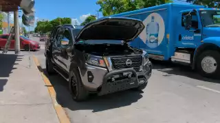 Aparatoso choque entre taxi y camioneta provoca caos vial en Santa Isabel, Ciudad del Carmen