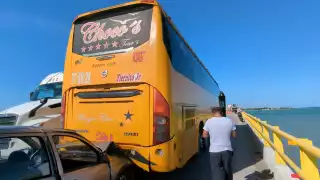 Autobús con estudiantes se queda sin frenos y provoca fuerte carambola en el Puente Zacatal en Carmen 