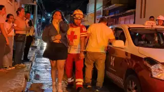 Dos jóvenes resultan lesionadas en choque entre taxi de Ciudad del Carmen y una camioneta