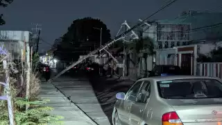 Colapsa poste de la CFE en Carmen y deja sin luz a la colonia Tila   