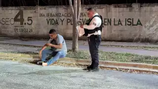 Motociclista en presunto exceso de velocidad genera accidente en Carmen