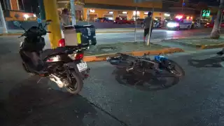 Mujer lesionada tras choque de motos en cruce semaforizado de Carmen