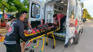 Hombre sufre graves fracturas tras caer de una palma de coco en Ciudad del Carmen